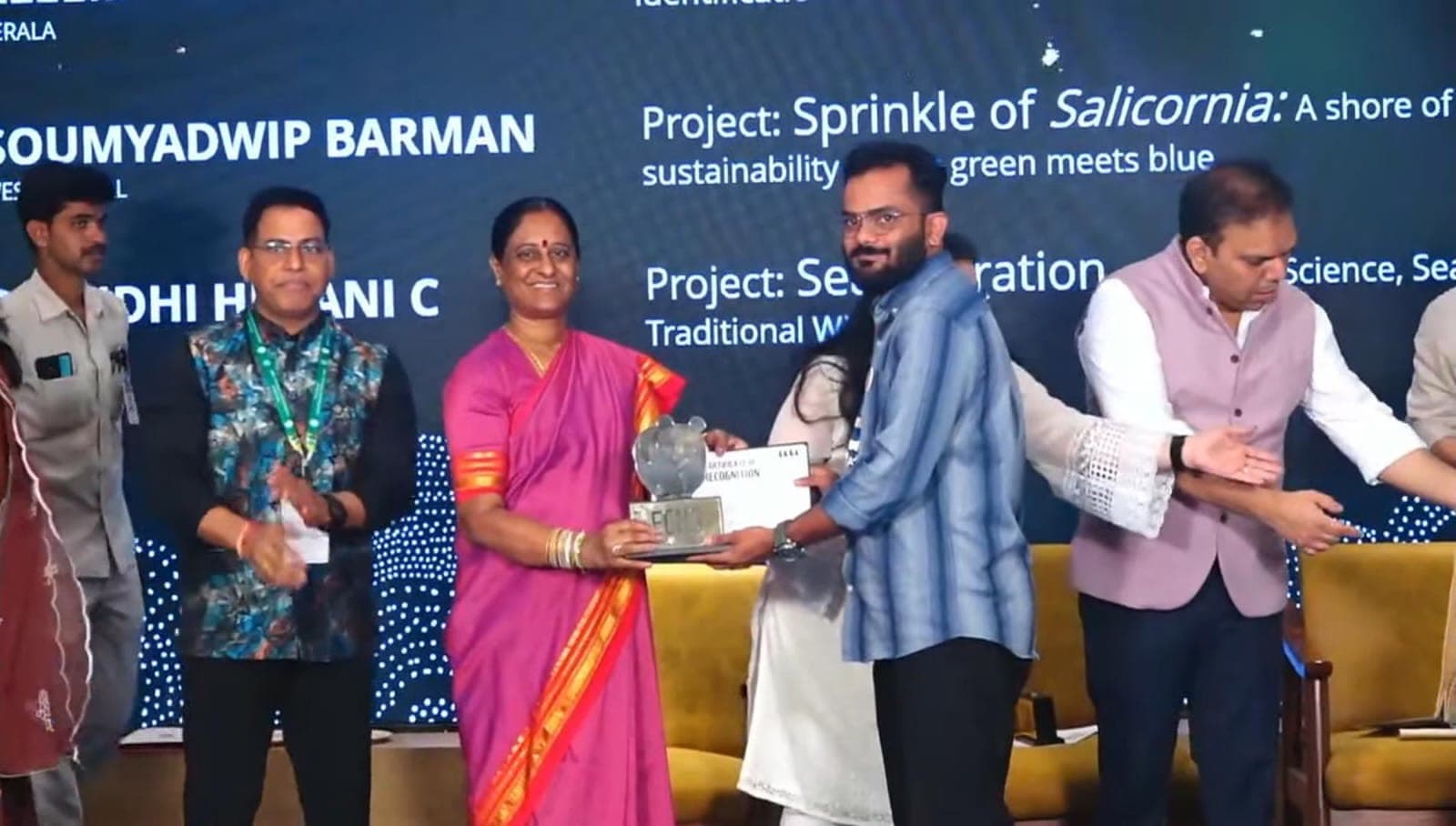 തീരദേശ പുനഃസ്ഥാപനത്തിലും ജൈവിക അധിനിവേശത്തിലുമുള്ള പ്രവർത്തനത്തിന് WWF ഇന്ത്യയുടെ ECHO യൂത്ത് ഇന്നൊവേഷൻ ചലഞ്ച് പുരസ്കാരം ഏറ്റുവാങ്ങുന്നു.