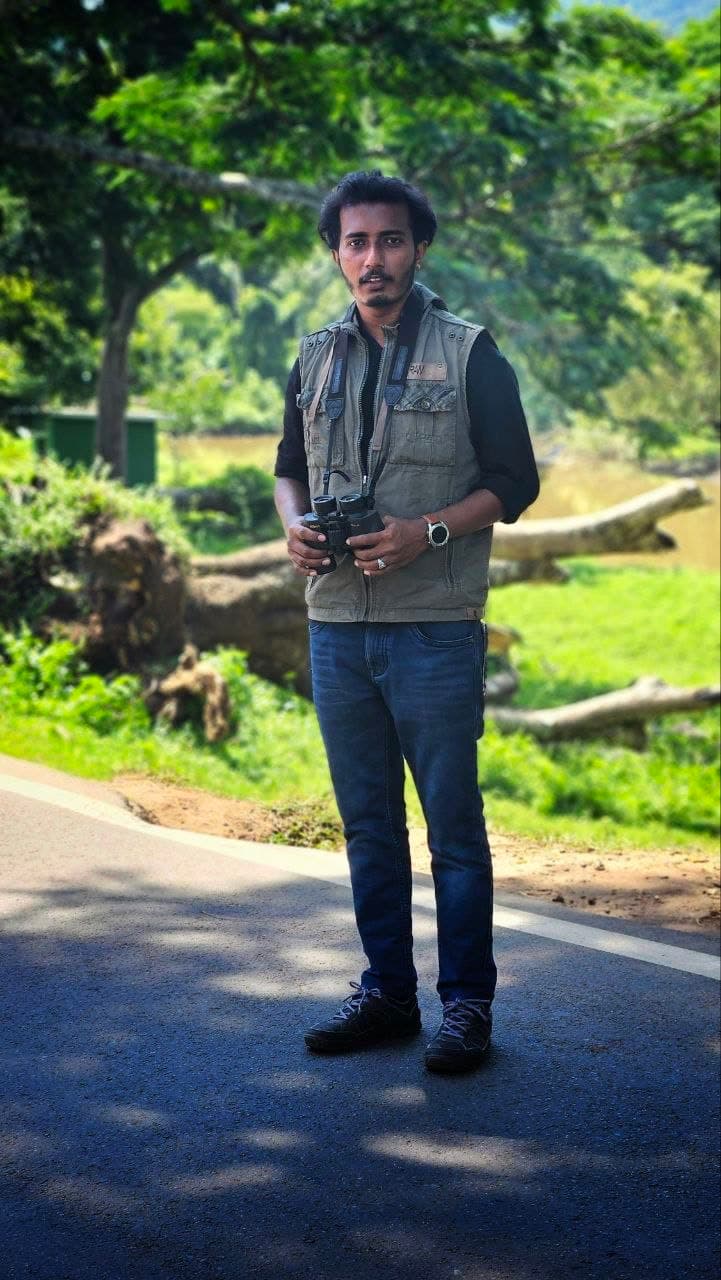 പശ്ചിമഘട്ടത്തിലെ ഒരു ഫീൽഡ് സർവേ. ഇവിടത്തെ മിക്ക ഗവേഷണവും തുടങ്ങുന്നത് ബൈനോക്കുലറുമായി ഒരാൾ ഭൂപ്രകൃതിയിൽ നിൽക്കുന്നിടത്താണ്.